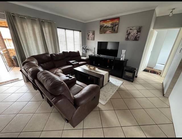 2 BEDROOM TOWNHOUSE FOR SALE IN GLEN MARAIS